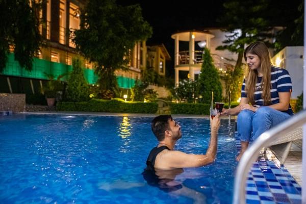 Wildlife Stay by Corbett Treff, Book  Uttarakhand hoteller med pool, Swimmingpool