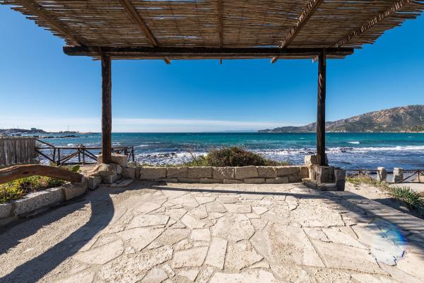 Elegante Villa WI-FI GRATIS con terrazza sul mare quasi a toccare l\acqua, Book  Campu Longu Sardinien
