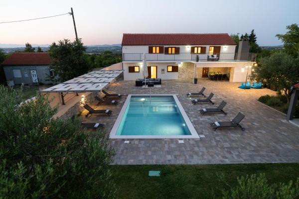 Villa Pietra- Modern rustic poolside oasis, Book  Hoteller i Zadar County med pool, Swimmingpool