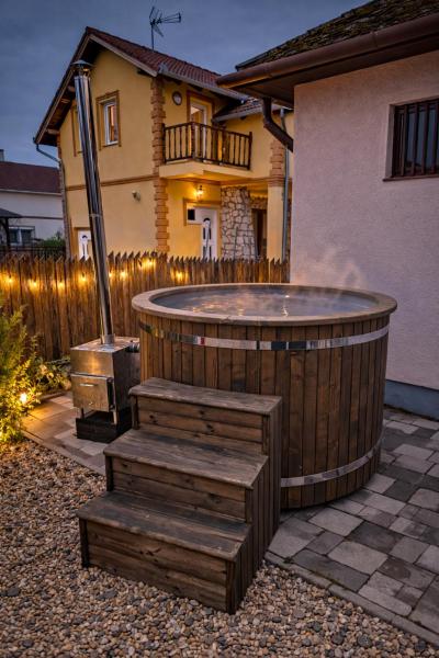 Nikolett apartman, Book  Northern Great Plain hoteller med pool, Swimmingpool