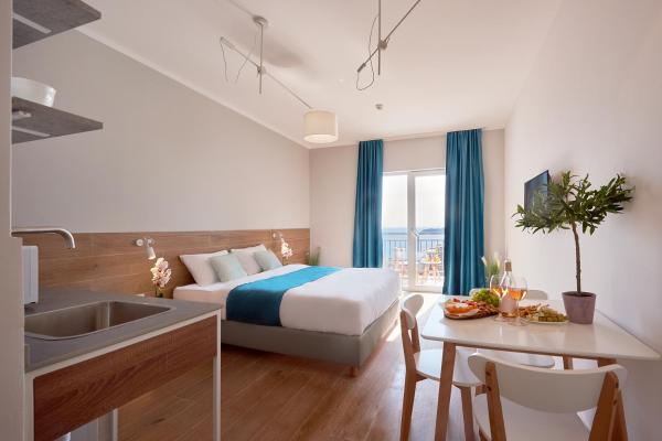 Garni Hotel Larimar, Book  Budva hoteller med pool, Swimmingpool