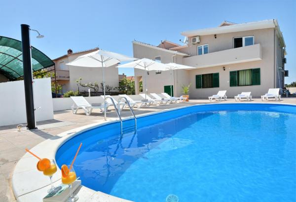 Villa Allegro, Book  Hoteller i Zadar County med pool, Swimmingpool