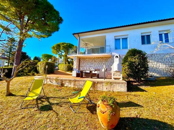 Villa Renata, bellissima villa con terrazzo vista mare e spiaggia inclusa, Book  Numana 
