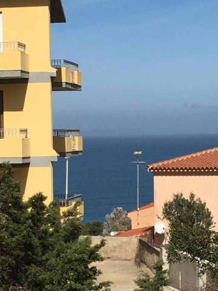 Girasole sul mare ,new kitchen with wash disher , air conditioning, garage moto, 200m from centre, 300m from beach ,wifi, Book  Santa Teresa Gallura Emerald Coast