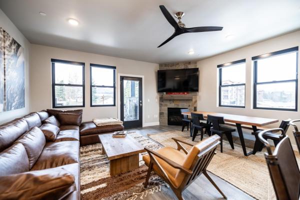 3-Bed with Free Shuttle, Free Ski Waxes, Hot Tub, Game Room - Deer Valley East Village, Book  Heber City hoteller med pool, Swimmingpool