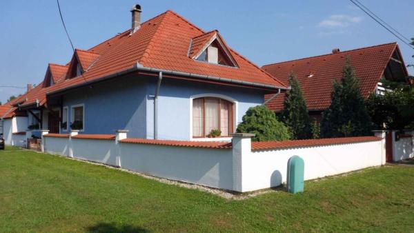 Kristóf apartmanházak, Book  Hoteller i Balatonbereny med pool, Swimmingpool