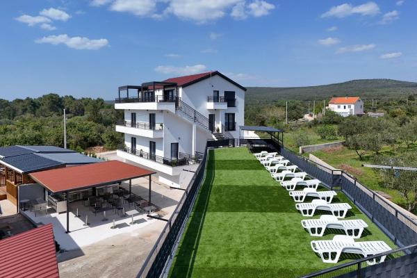 Golden Horizon Residence-Peaceful Oasis with Pool Near the Sea, Book  Hoteller i Turanj med pool, Swimmingpool