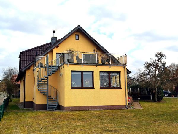 Ferienhaus Renz - Achterwasserblick in Neppermin, Book  Neppermin hoteller med parkering, Parkering