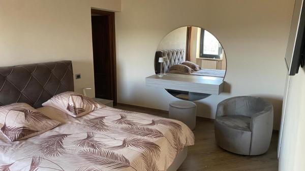 Villa Iside, Book  Canelli hoteller med pool, Swimmingpool