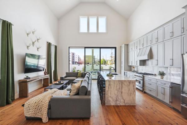 Designer 7 bedroom Heated Pool Stay Heirloom, Book  New Orleans 