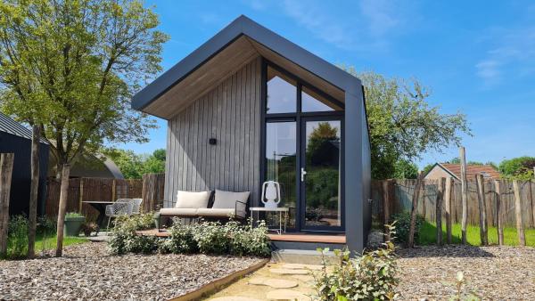 Luxe tinyhouse voor 2 personen met hottub, Book  Meerssen 