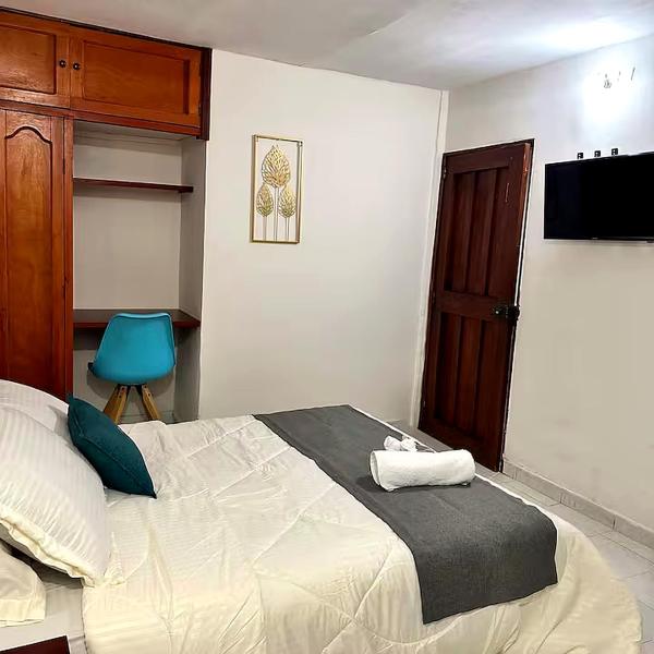 Habitación privada con baño - Hotel Bacano - Centro Historico, Book  Santa Marta Magdalena