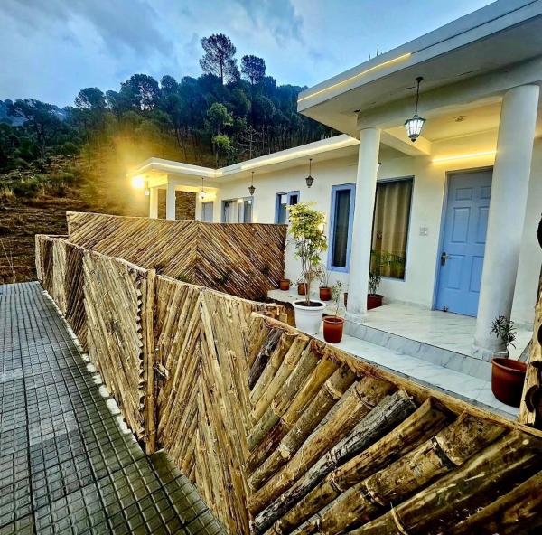 Quaker Hill Cottages, Book  Hoteller i New Delhi med parkering, Parkering