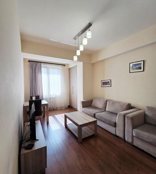 Republic square LUXURY with balcony, Book  Jerevan Armenien