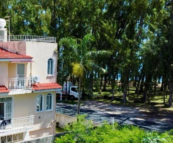 Luxury Villa Sea Views Rooftop Secure, Book  Flic en Flac Mauritius West Coast