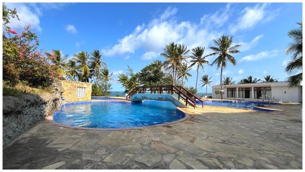 Oceanfront 2 Bedroom Villa with Pool and Beach Access Shanzu, Book  Coast Region hoteller med parkering, Parkering