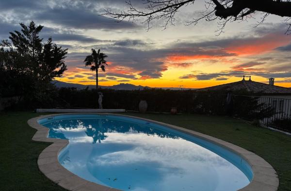 Villa provençale calme avec piscine privée, Book  Hoteller i Var coast med parkering, Parkering