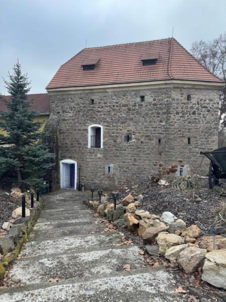 Penzion Bašta, Book  Liberec Region hoteller med parkering, Parkering