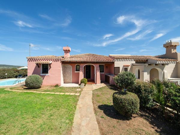 Villa with a private pool and sea view, Book  Cuile Pazzoni hoteller med pool, Swimmingpool