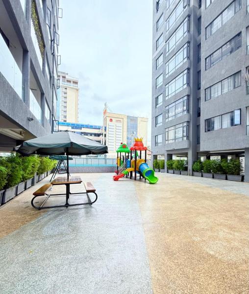 Elegant classy apartment with swimming pool ,fully equipped gym ,child play area and close proximity to shopping malls and great breathtaking views, Book Lejlighed Nairobi Nairobi