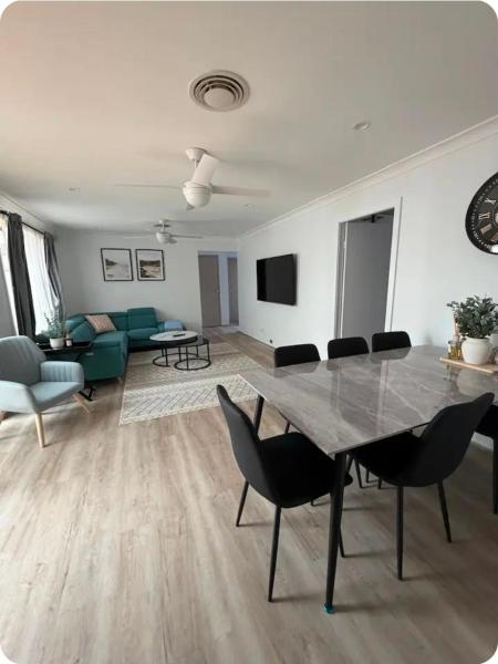 3BR Guesthouse w Sunroom Near Stanhope Leisure, Book  Glenwood New South Wales