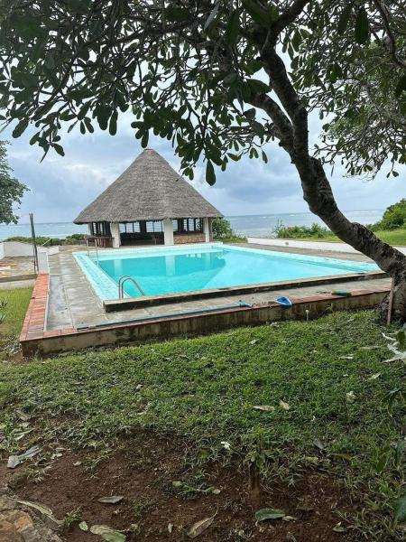 Mbuyu Sea Breeze Villas, Book  Coast Region hoteller med parkering, Parkering