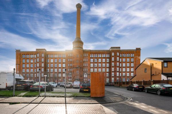 2 Bed Victorian Mill Sleeps 6 Free Parking, Book  Manchester Manchester og omegn