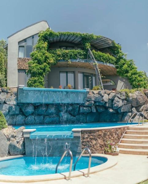 Azure Villa, Book  Byureghavan 