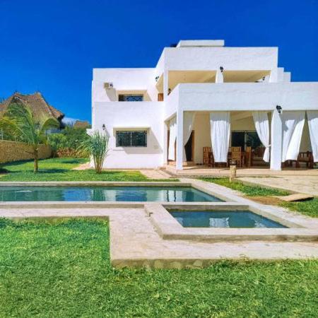 Villa Franet, Book  Hoteller i Coast Region med pool, Swimmingpool