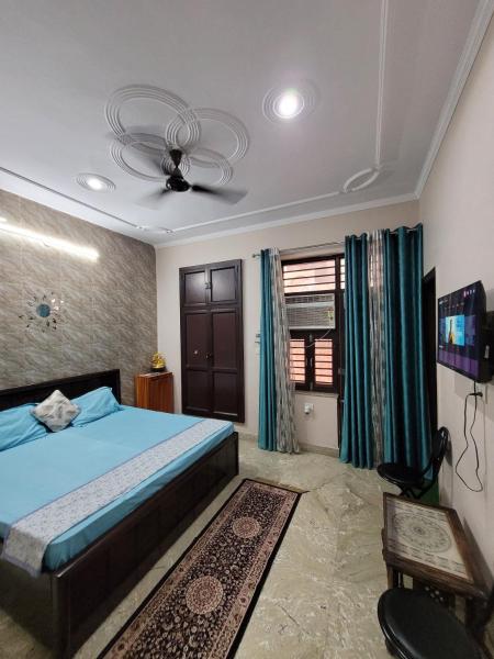 SPACIOUS HOUSE NEAR MEDANTA SEC 38 Hairsh Home Stay, Book  Gurgaon 