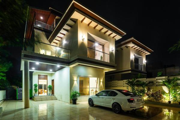 Japandi Villa 7BHK Lonavala Private Swimming Pool Indoor Games & Theatre Room, Book  Hoteller i New Delhi med pool, Swimmingpool