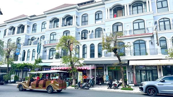 Amber Hotels COFFEE & FOOD 1986 VH08 DTH2-24Mallocar Grandworld Quang Truong Bien, Book  Hoteller i Mekong Delta med pool, Swimmingpool
