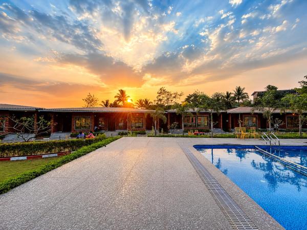 NSD Hospitality Resorts & Villas, Karjat, Book  Hoteller i New Delhi med pool, Swimmingpool