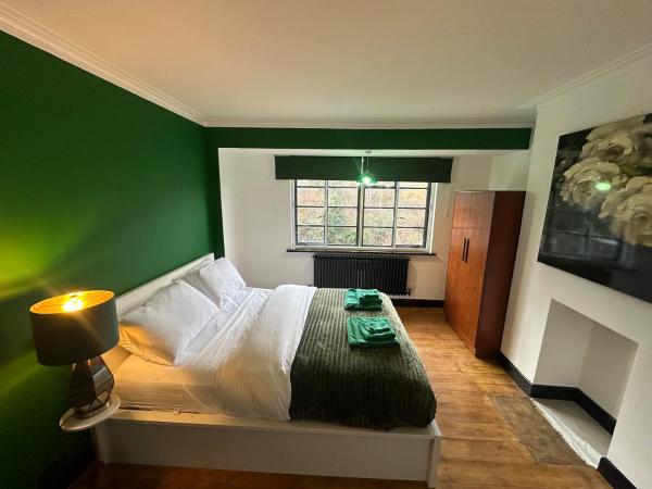 1970s Mid-Century Home with Iconic Bedrooms, Book  Hoteller i London og omegn med parkering, Parkering