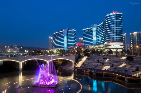 Sky Realm Grand Hotel-English-speaking service on site, Book  Hunan hoteller med parkering, Parkering