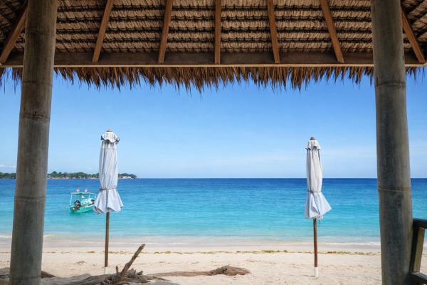 Harmony Beachfront Bungalow, Book  Gili Meno 