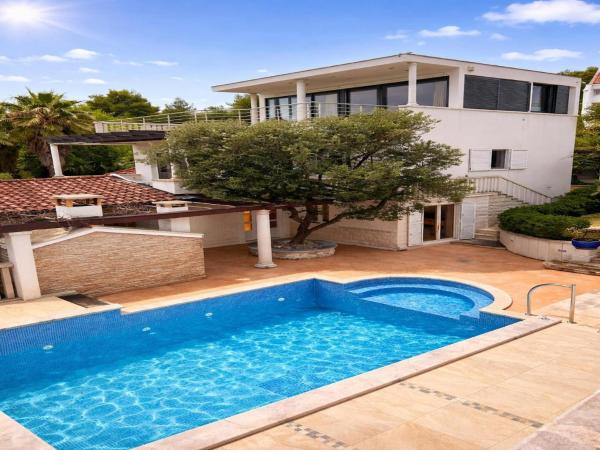 Luxury Garden Villa 50m from the Beach, Book  Sutivan Brac-øen