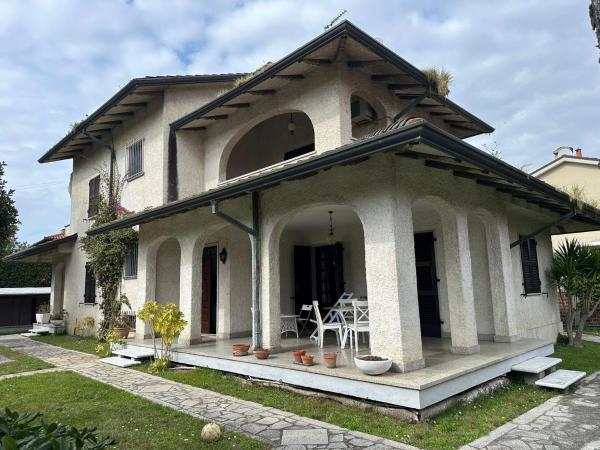 Villa damare Marina di Carrara, Book  Carrara Toscana