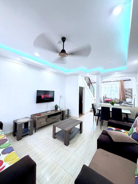 Holiday Home - Serena Road Villas, Book  Coast Region hoteller med parkering, Parkering