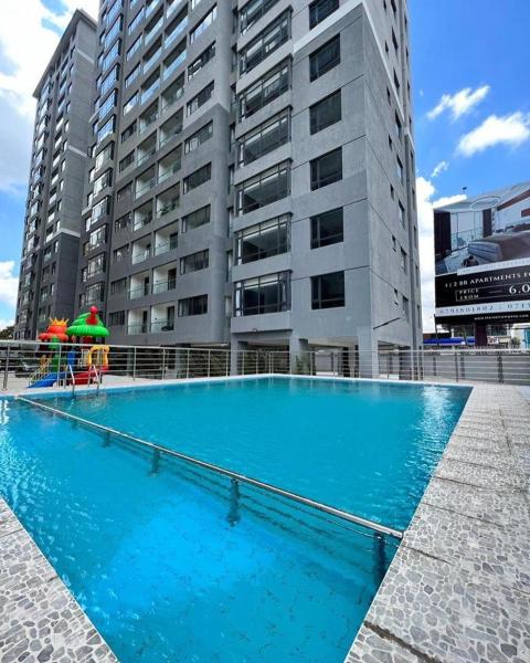 executive fully furnished three bedroom apartment in kilimani with swimming pool,fully fitted gym ,child play area ,high speed WIfi and other modern facilities to give you comfort and luxury, Book Lejlighed Nairobi Nairobi