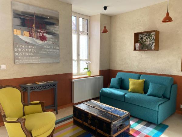 La cour qui nous relie, Book  Hoteller i Burgund med parkering, Parkering