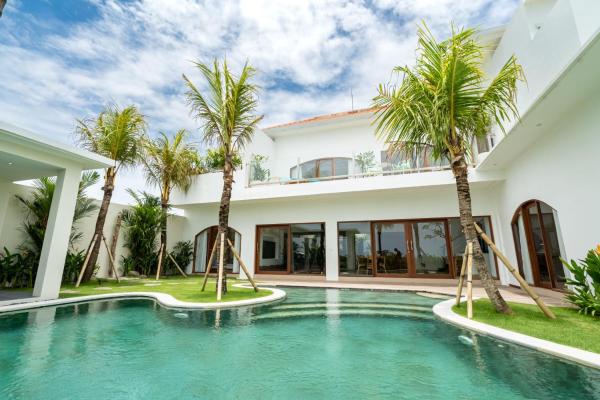 Villa Konstelasi - 4BR Luxury Villa with Private Pool, Garden & Patio in Nyanyi, Book  Cemagi hoteller med pool, Swimmingpool