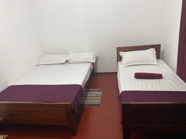 Evergreen tourist inn, Book  Hiyarapitiya Kandy District