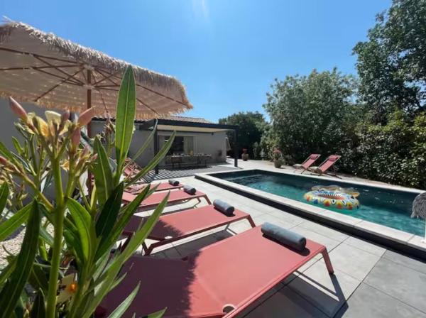 Villa 5 étoiles, piscine chauffée, 10p 5ch CASA MAMA, Book  Hoteller i Rhône-Alps med pool, Swimmingpool