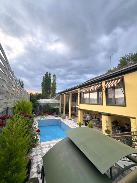 Comfort Villa Sheki, Book  Shaki hoteller med pool, Swimmingpool