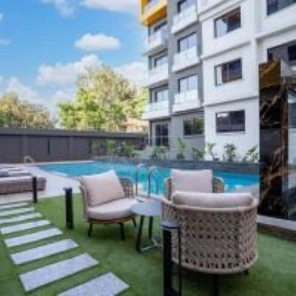 Spacious executive three bedroom apartment with amazing facilities,high speed wifi,swimming pool,fully equipped gym and close proimity to major shopping malls and restaurants and designated child play area, Book Lejlighed Nairobi Nairobi