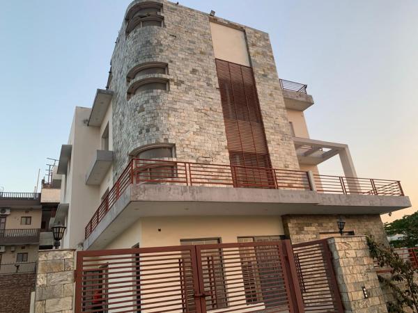 IT City Comfort HomeStay - Mohali, Book  Punjab hoteller med parkering, Parkering