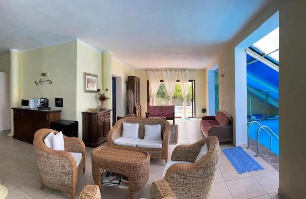 Villa Nuragica Rooms, Book  Hoteller i Costa Verde med pool, Swimmingpool
