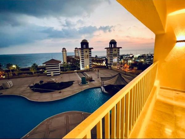 Porto Sokhna Pyramids sae view, Book  Hoteller i Suez Guvernorat med parkering, Parkering