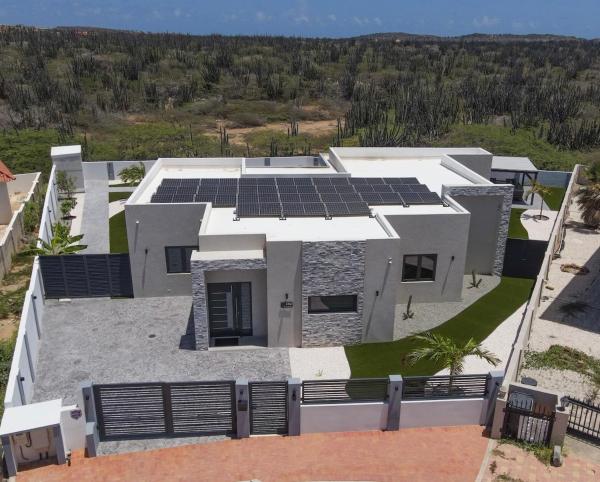 Modern Villa Luel private pool 5 min to Palm Beach, Book  Noord hoteller med pool, Swimmingpool